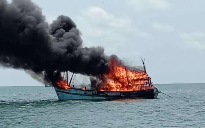 Feuer inferno auf trawler flammen zwingen crew zur not evakuierung 25d315ad