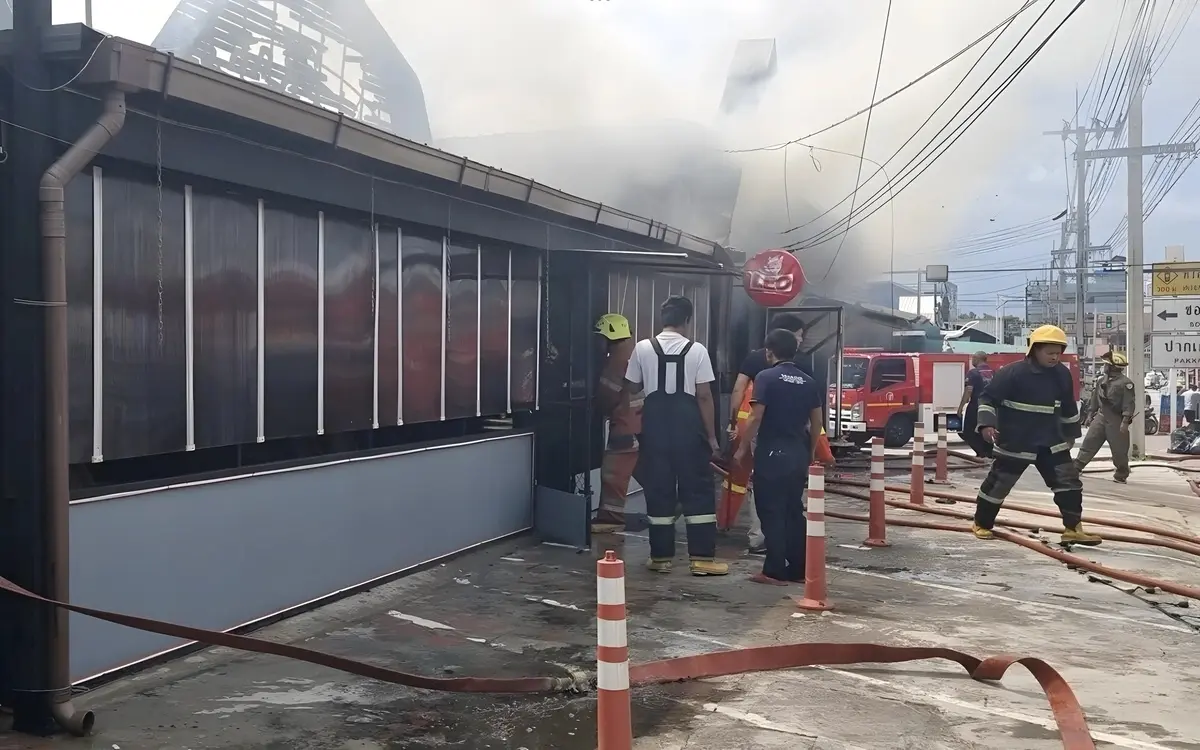 Feuer zerstört Isaan-Restaurant in Nonthaburi – Große Verluste und Verletzte nach dramatischem Vorfall
