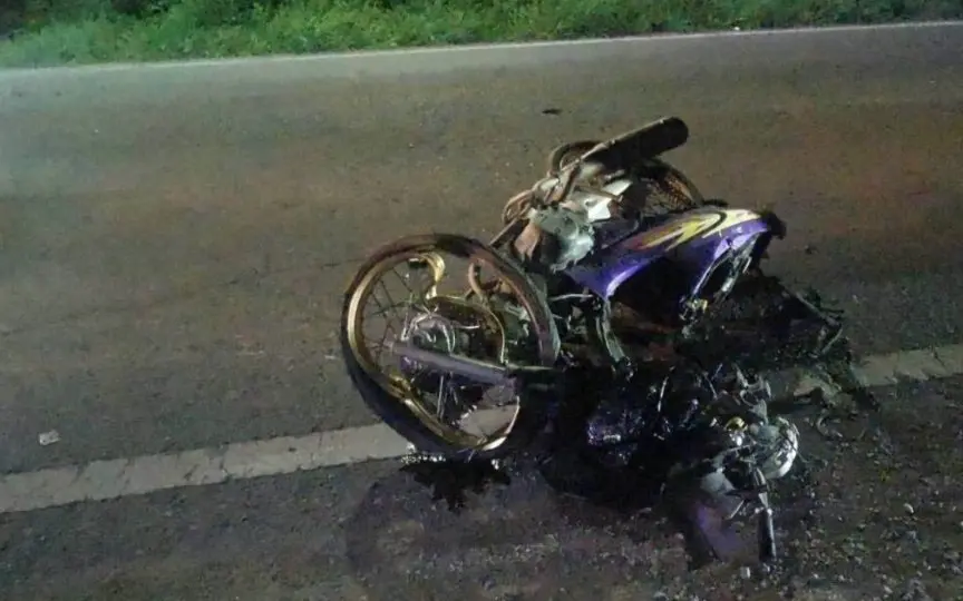 Flüchtender Minibus tötet Familie auf Motorrad
