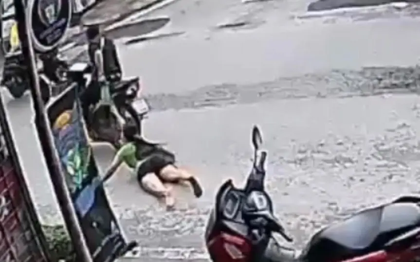 Frau bei handtaschenraub ueber strasse geschleift taeter fluechtet 3a54909d