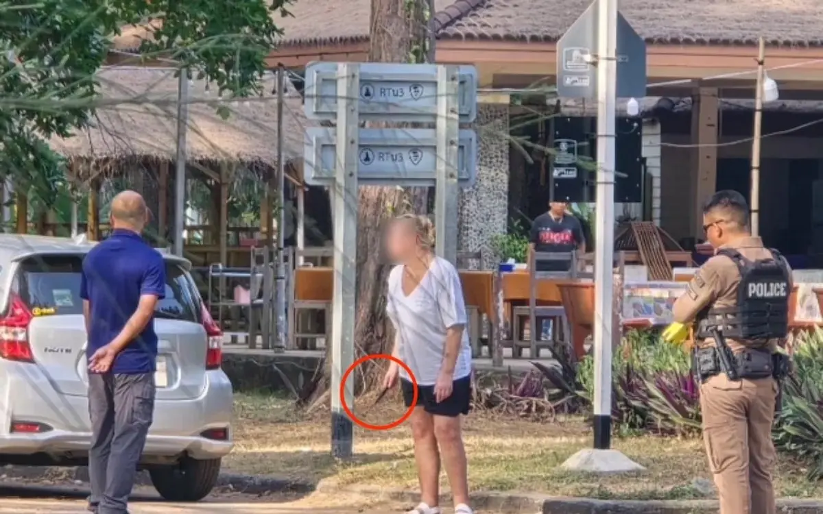 Gefährliche Situation in Phuket: Ausländerin bedroht Passanten und Polizisten mit Messer – Polizei greift mit Gummigeschossen ein