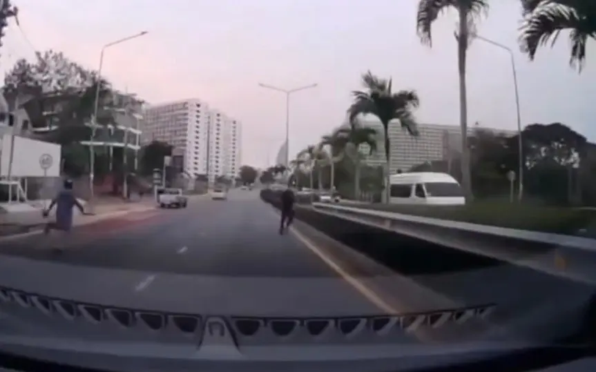 Gewalt in jomtien mann verfolgt auslaendischen tourist mit grossem messer cd4b0165