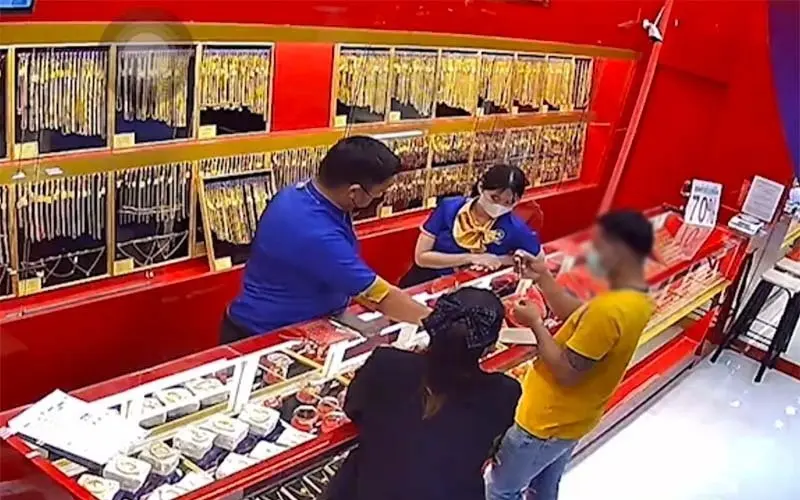 Goldraub in chanthaburi verdaechtiger mit 1 baht goldring auf der flucht polizei sucht hinweise 924f61c5