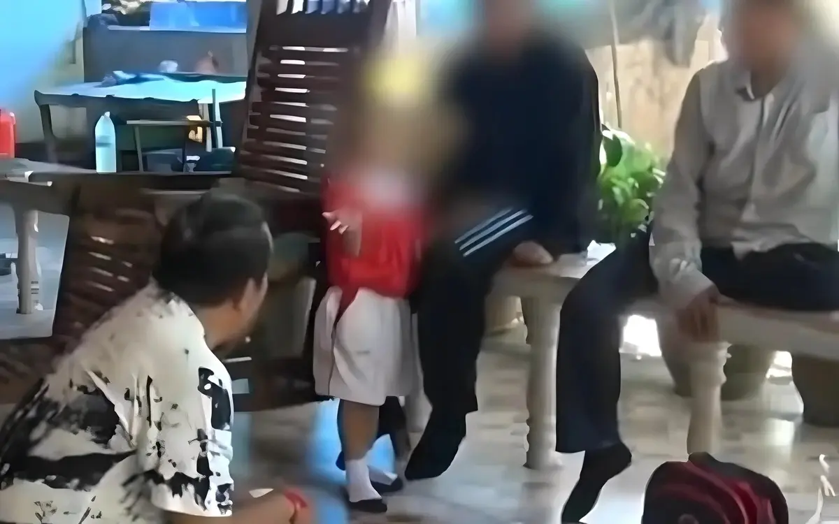 Grausame bestrafung in thailand lehrer schlaegt mit stahllineal auf genitalien was steckt dahinter 0afb4fe8