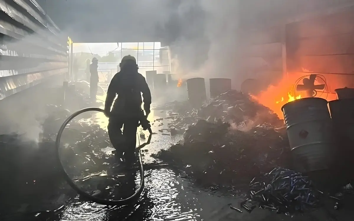 Großer Brand im Lager von Thai-Migo Cosmetics in Samut Sakhon erfolgreich eingedämmt – keine Verletzten gemeldet – Video
