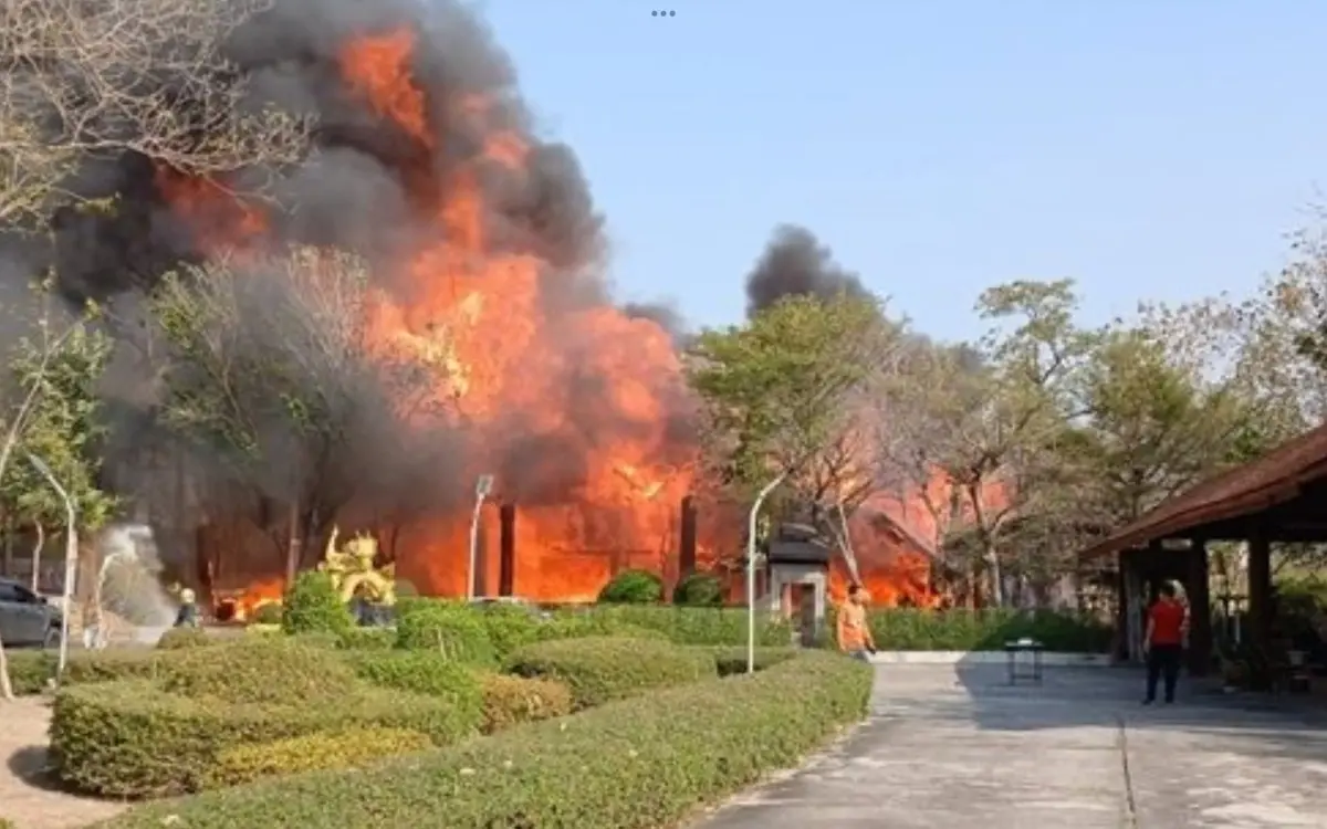 Großes Teakhaus in Lopburi durch verheerenden Brand vollständig zerstört – Millionenverlust und Sicherheitsbedenken wachsen