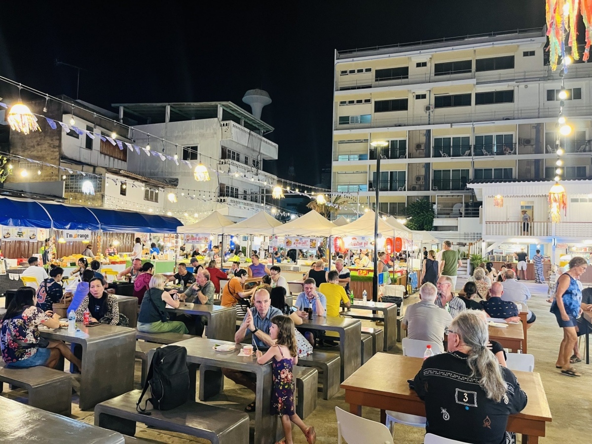 Haben sie schon den neuesten nachtmarkt von hua hin besucht f489a877