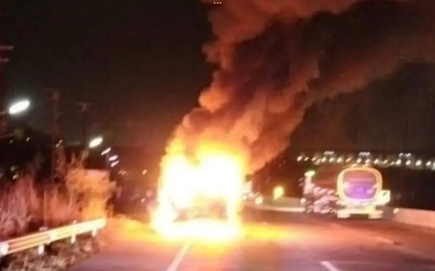 Heftige explosion in chonburi minibus geht in flammen auf fahrer entkommt in letzter minute 16366a73