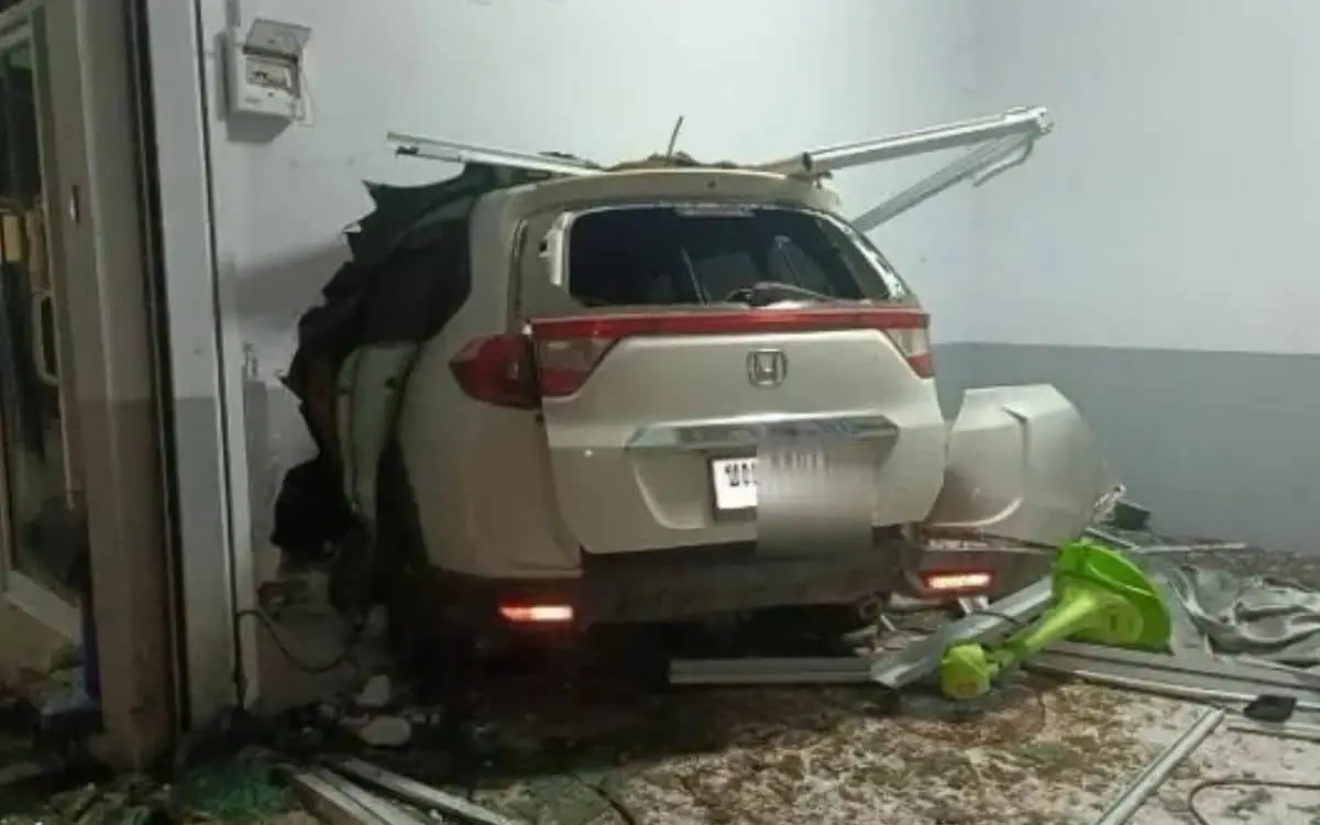 Chinesischer Fahrer kracht in Prachin Buri mit SUV in Mietshaus