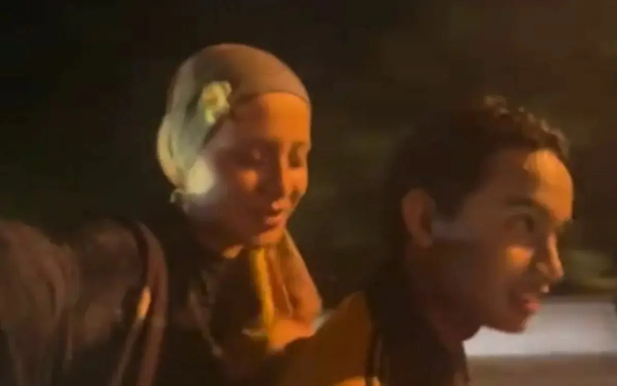 Herzliche geste bei regen thailaendischer motorradfahrer hilft touristin in phuket video 45c3f664