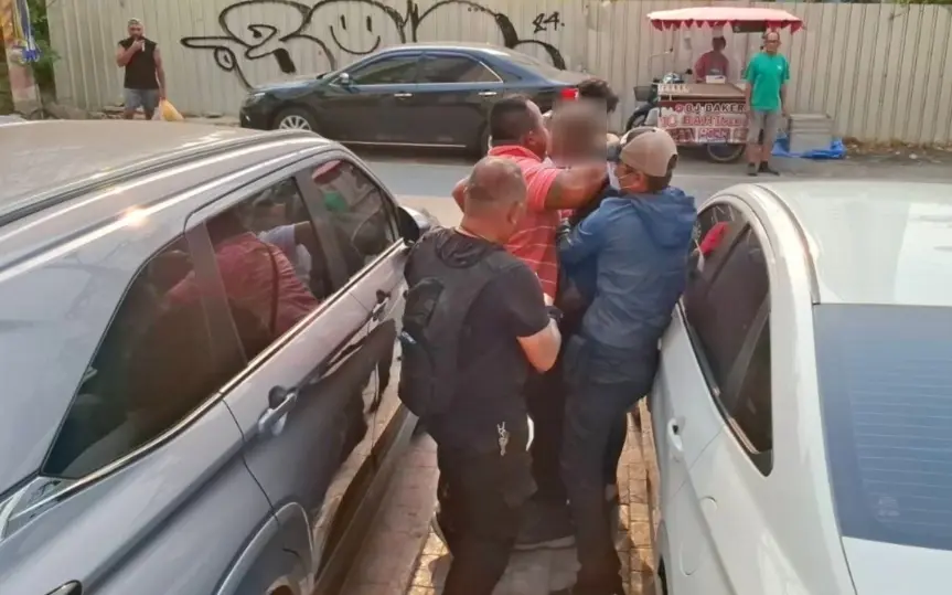 Illegal eingewanderter nigerianer ohne pass nach fluchtversuch vor einwanderungsbeamten in sattahip 4a086922