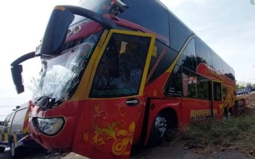 Pilgerbus kracht in Pathum Thani in geparkten LKW, zwei Tote, Dutzende Verletzte