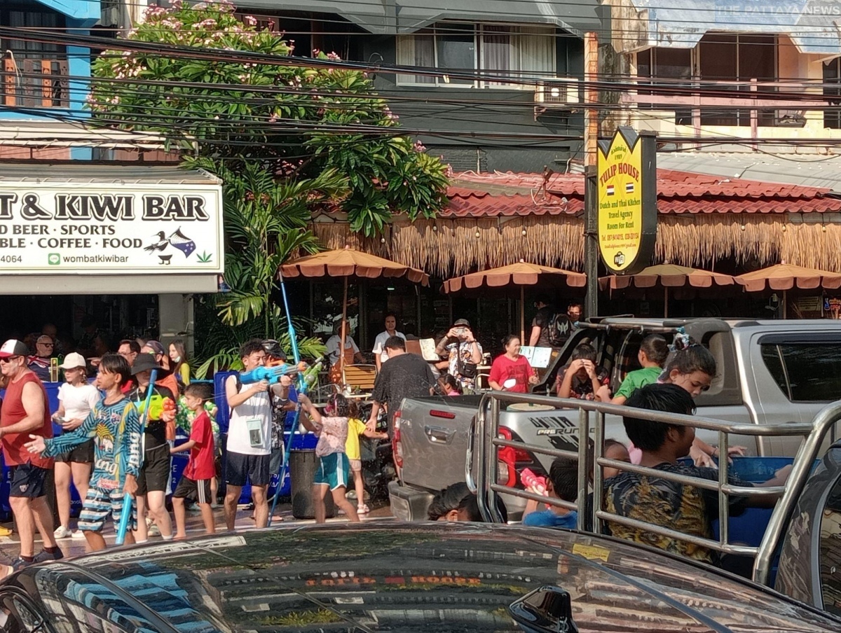 Ist es illegal waehrend songkran jemanden mit wasser zu bespritzen der nicht nass werden will 486a90f9