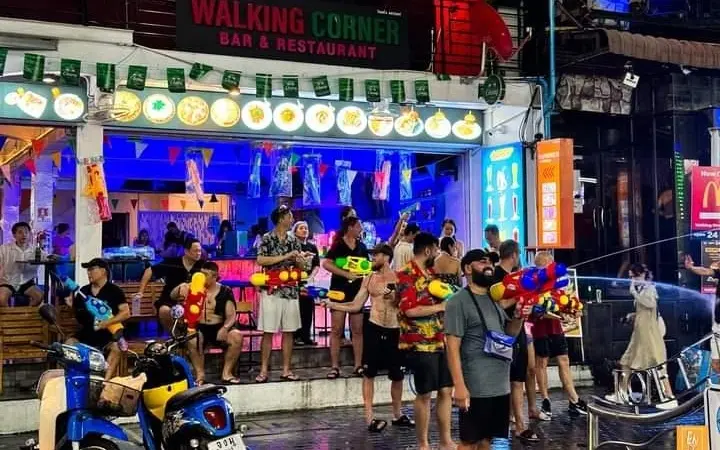 Ist es illegal waehrend songkran jemanden mit wasser zu bespritzen der nicht nass werden will b36e8aab