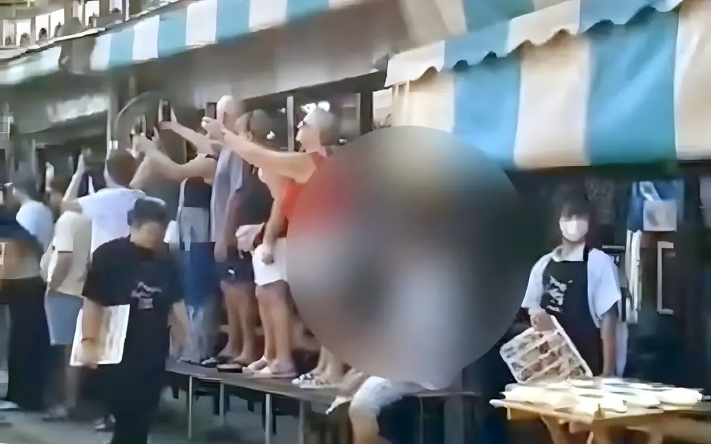 Kaffeeverkaeufer entschuldigt sich nach touristenvorfall geschaeft 30 tage geschlossen video 803046b3