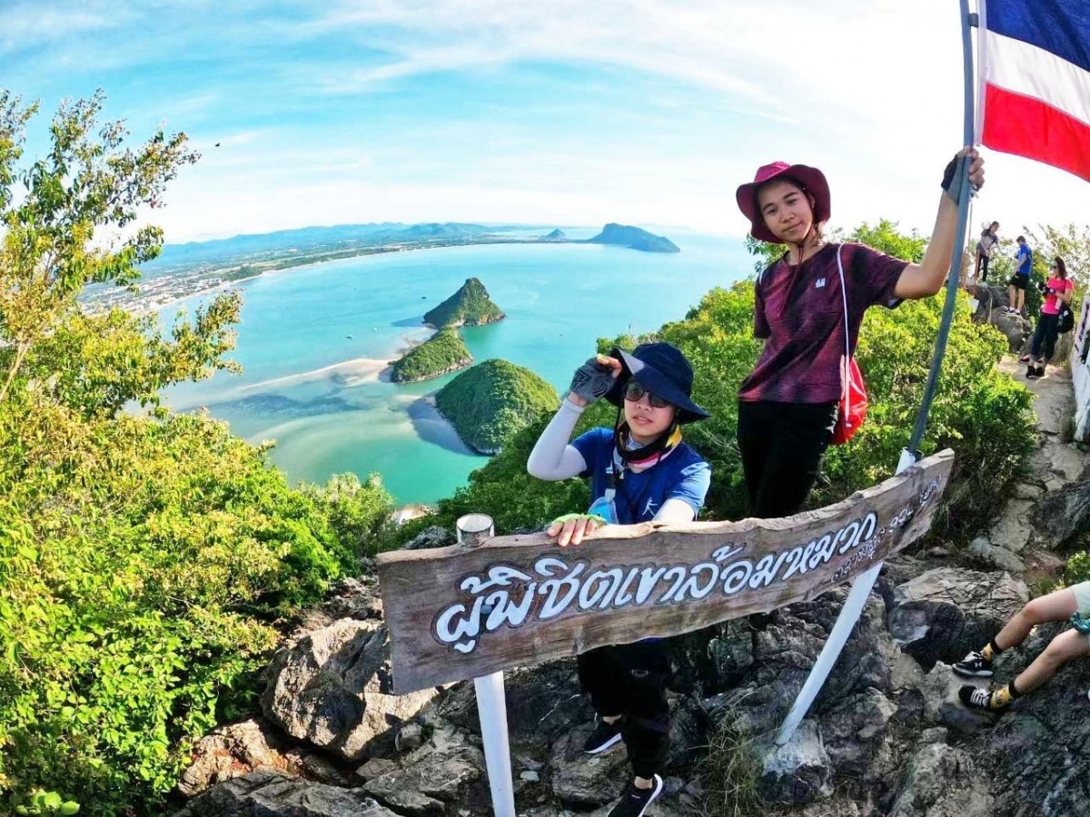 Khao lom muak einer der besten aussichtspunkte in prachuap khiri khan wird im oktober fuer einige f14731aa
