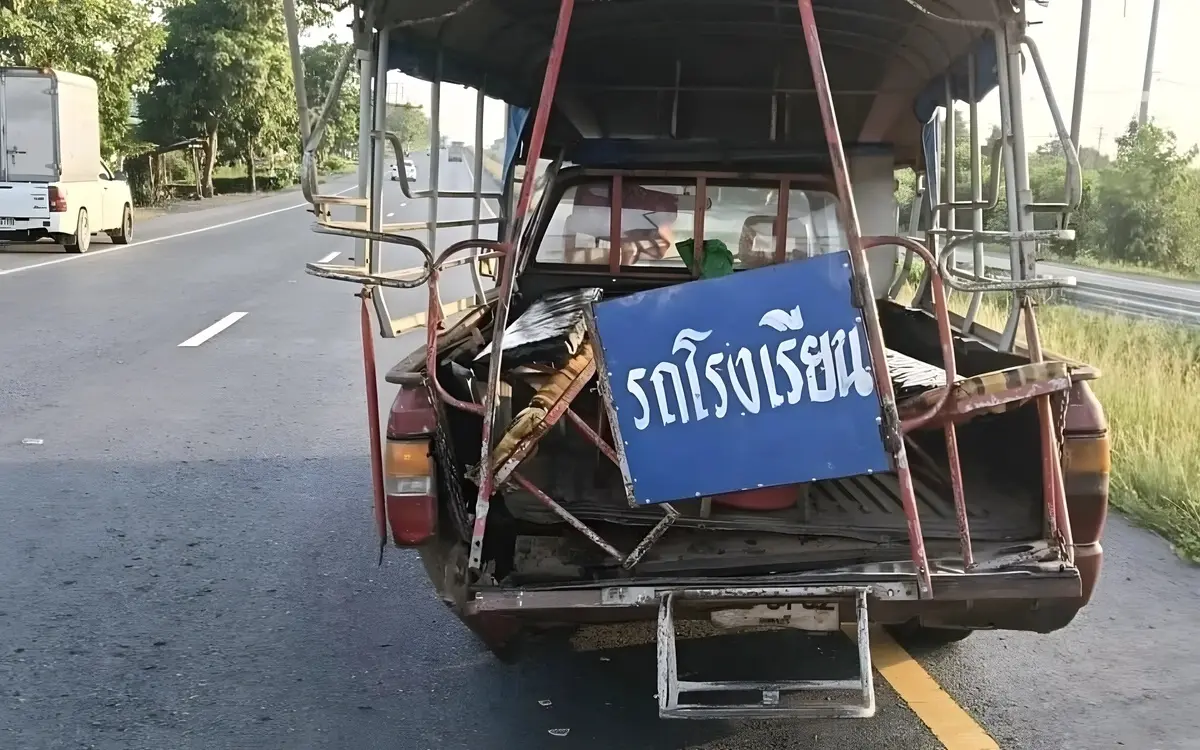 Kollision auf dem schulweg lopburi diskutiert ueber sicherheit von transportmitteln 7ba688af