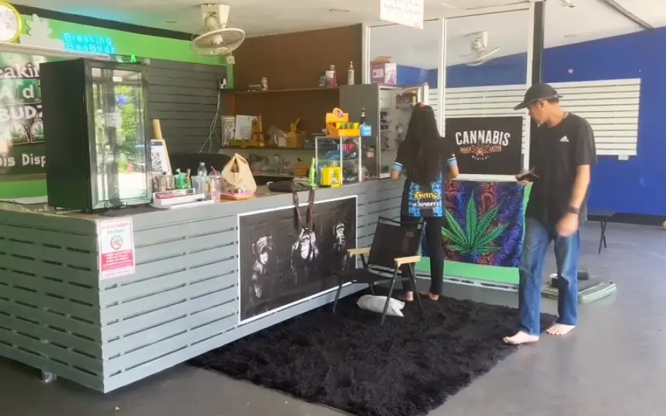 Video zeigt schockierenden Überfall – Ehemann flieht aus Ganja-Shop