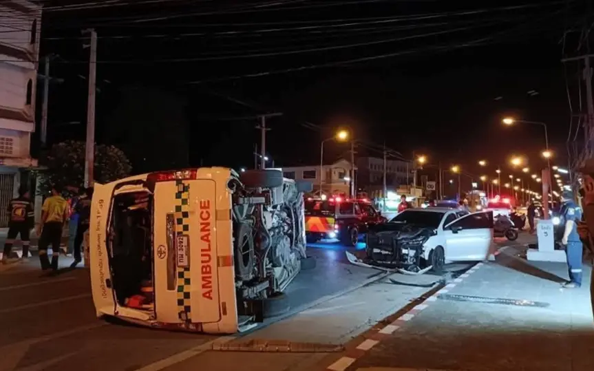 Krankenwagen kracht in limousine rettungssanitaeter kaempfen um ihr leben 8d9ca86d