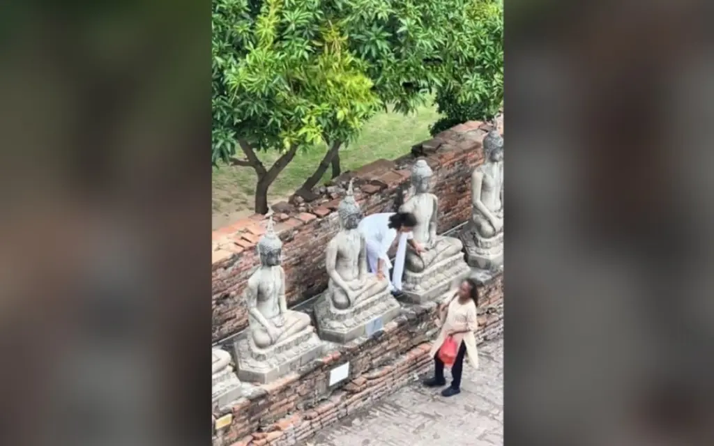 Kultureller fehltritt indische touristen klettern auf buddha statue um mangos zu pfluecken video 7c5eb142