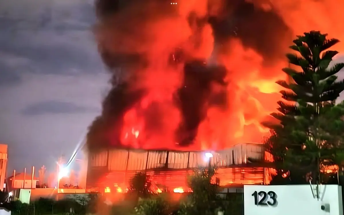 Lagerhausbrand in nonthaburi feuerwehr kaempft gegen tobende flammen und drohende gefahr fuer 56591751