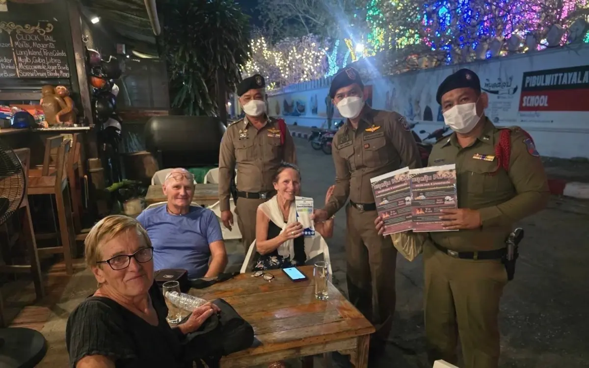 Lopburi kaempft gegen luftverschmutzung touristenpolizei verteilt masken an auslaender fuer f9d5f55f