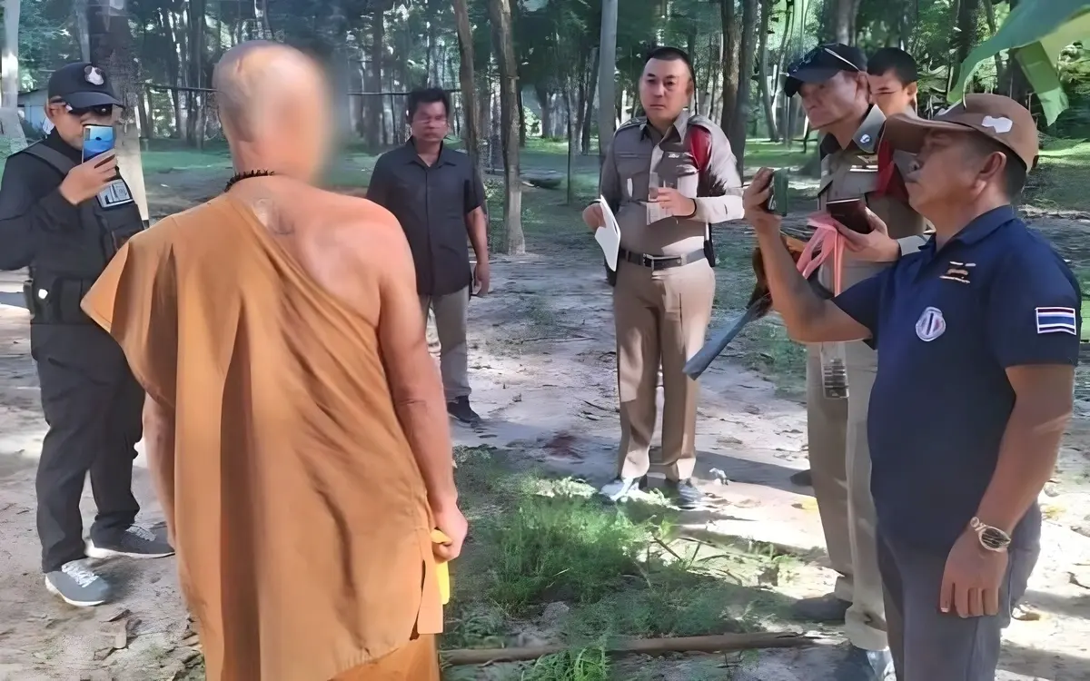 Moench aus nakhon phanom greift mann mit machete an 5f16ba82