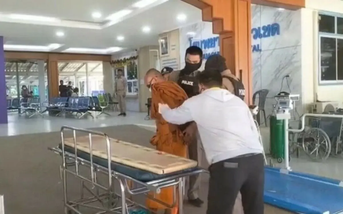 Moench richtet mit messer und axt amoklauf im surin tempel chaos an a9ee3093