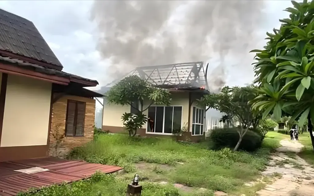 Motorausfall privatflugzeug stuerzt auf das hausdach einer villa pilot verliert sein leben 4dcd717c