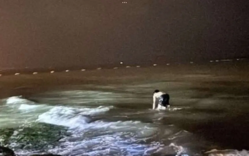 Motorraddiebstahl fehlgeschlagen teenager flieht vor polizei ins meer und kehrt zurueck ein 867e0621