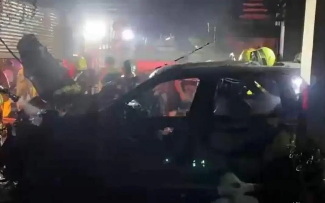 Mysterioes bmw in flammen e7dcbeed