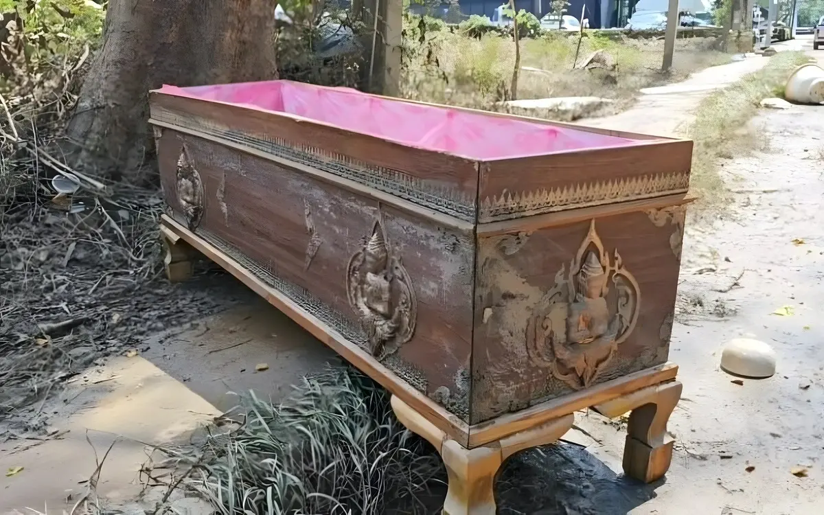 Mysteriöser Sarg treibt durch die Fluten – Chiang Mai in Angst und Schrecken