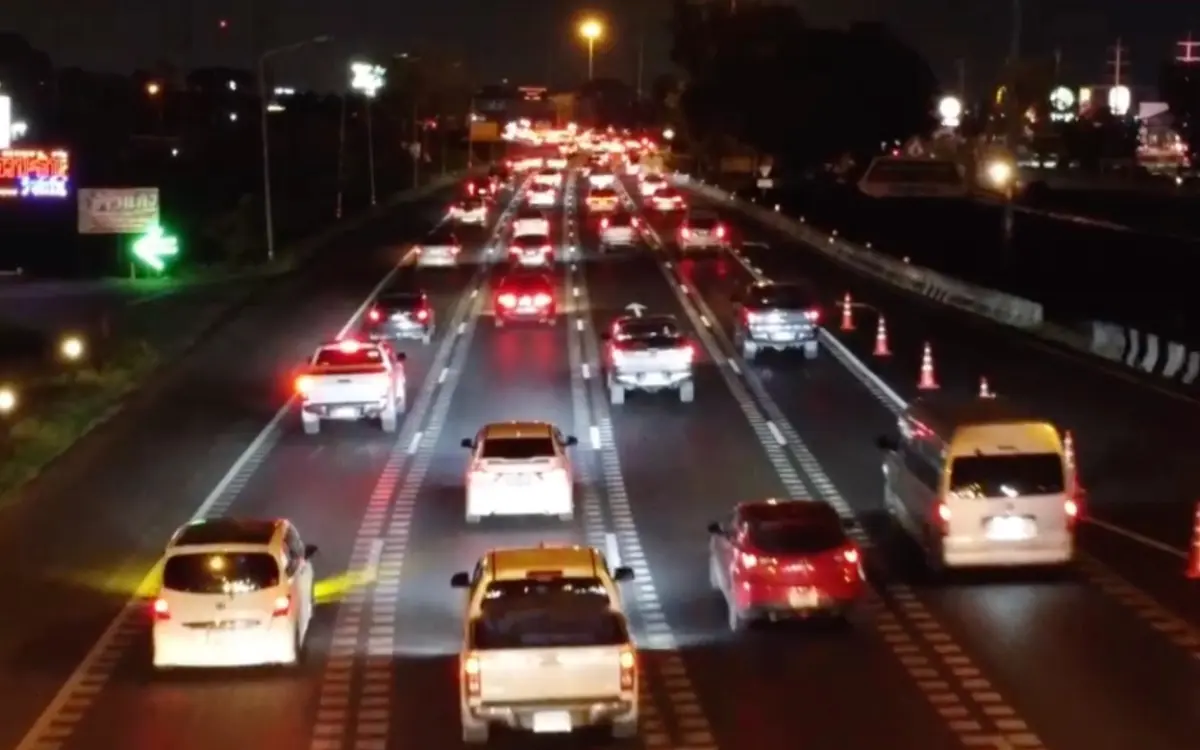 Nach songkran mega stau auf asia road richtung bangkok d32eee9a