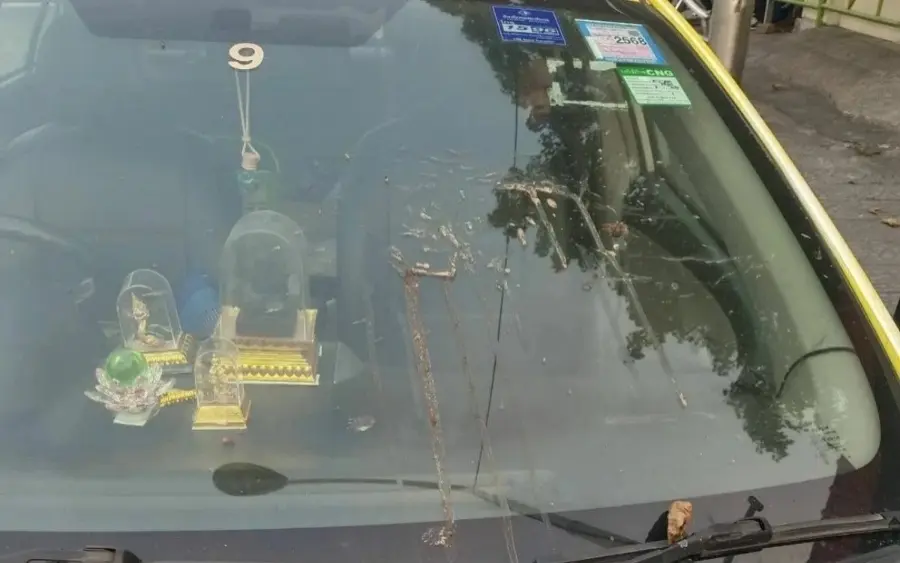 Parkplatzstreit: Taxifahrer in Thailand beschmutzt Frauenauto mit Fäkalien – Video