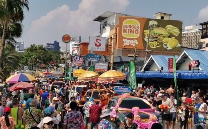Pattaya feiert sicher nur 12 diebstaehle beim wan lai festival gemeldet c237fad3