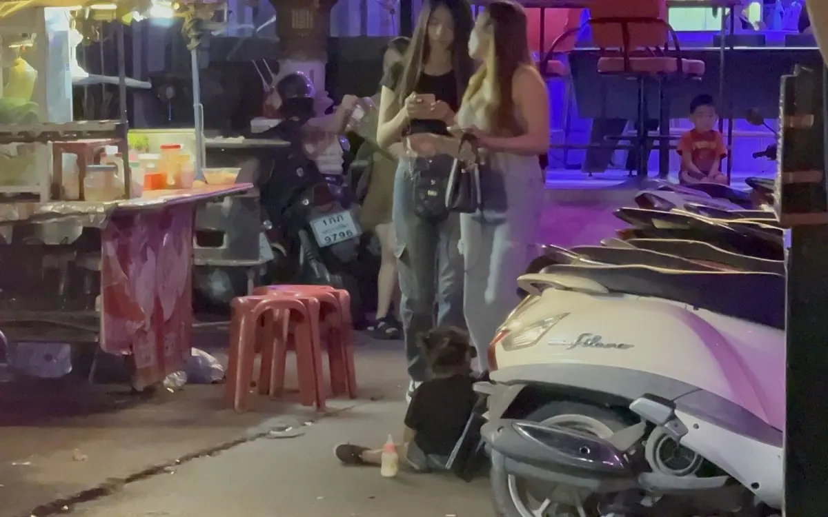 Pattaya thailand touristen am ende bettler auf walking street vermiesen den urlaub eb88df14