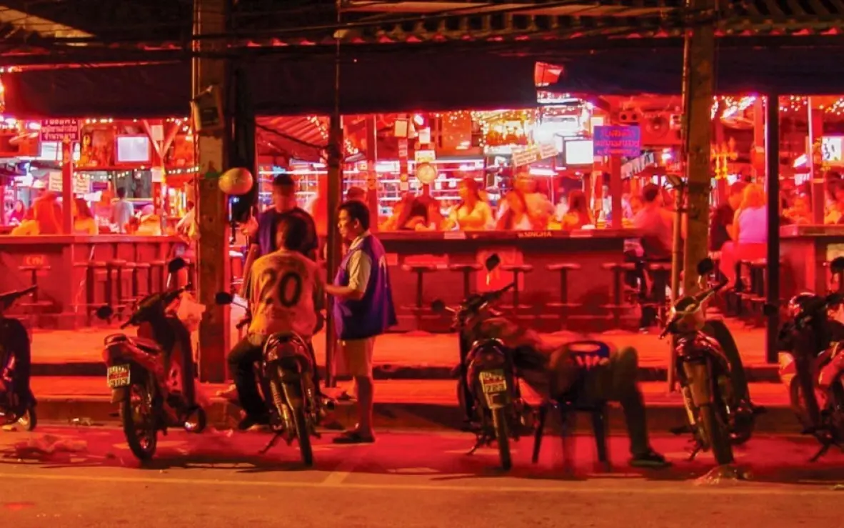 Pattayas bars sind in der nebensaison leer von europaeischem touristenmagnet zu asiatischem hotspot 3c3987bd