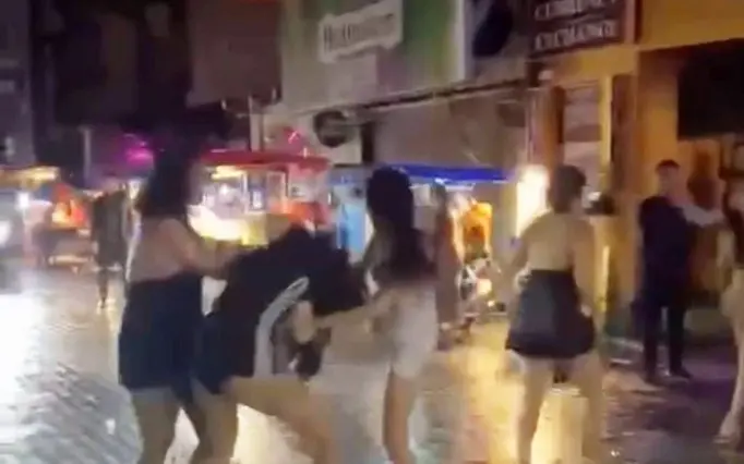 Pattayas nachtleben eskaliert frauen kaempfen um touristen video b5def8cb