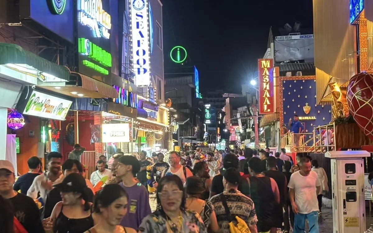 Pattayas songkran party geht bis mitternacht geschaefte stink sauer 9e0a468d