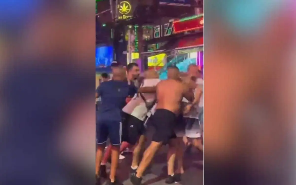 Phuket betrunkene touristen pruegeln sich polizei machtlos 029a091c