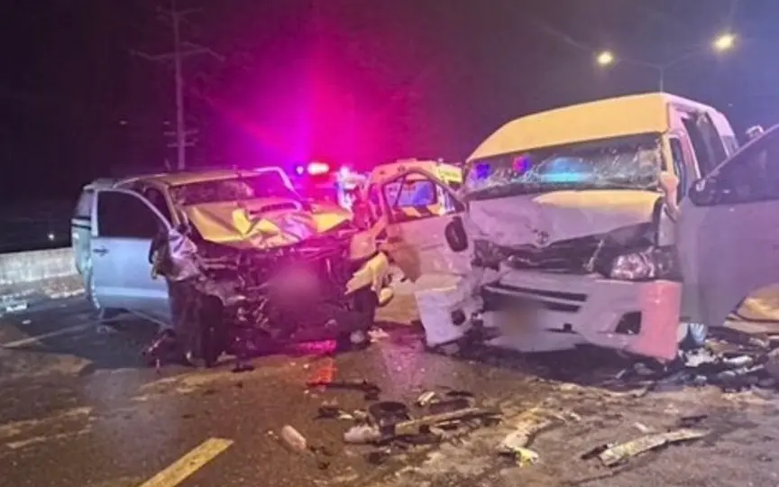 Pickup vs van chaos e0ebe6e3