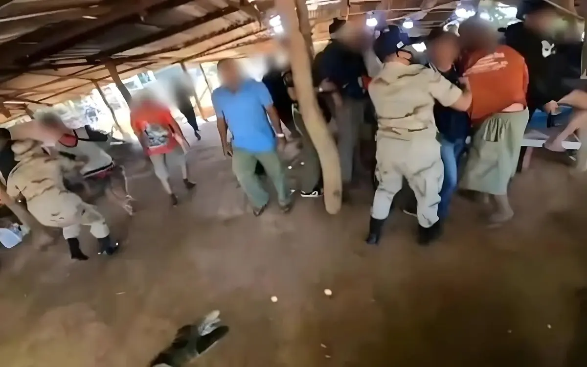 Polizei in nakhon phanom grosse hahnenkampf razzia mit fast 50 festnahmen 033d40ef