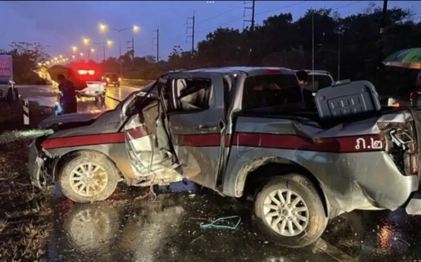 Polizei pickup in trat mit geschmuggelten zigaretten kurioser unfall deckt illegale aktivitaeten auf da9f2f6a