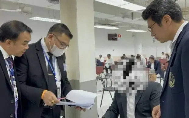 Polizeioberst bei justizpruefung in thailand mit spickzettel erwischt d7e250c3