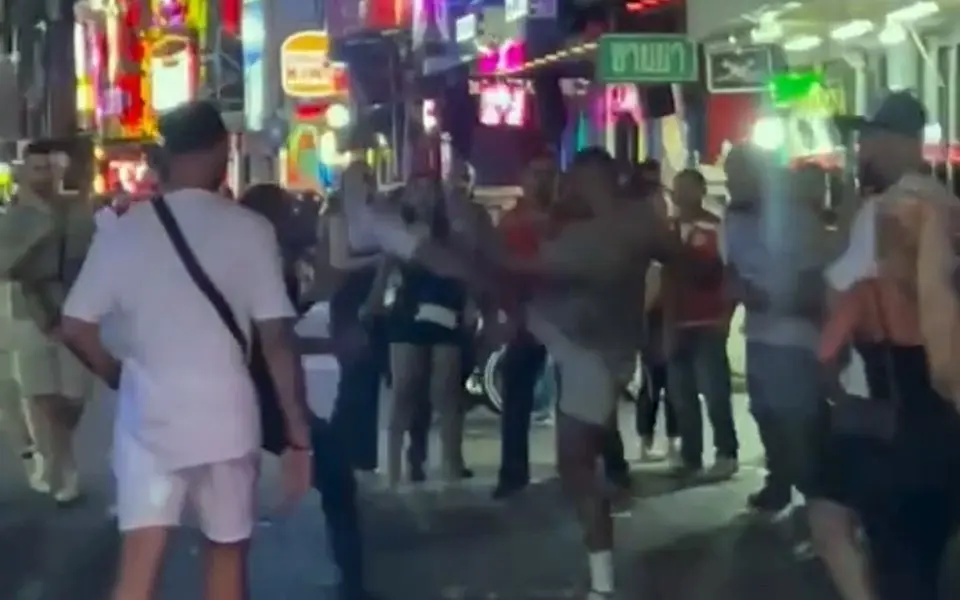 Pruegelei auf walking street touristen kaempfen und versoehnen sich 8b7b5ae3