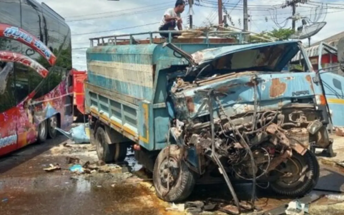 Reisebus kollidiert in satun mit sechsraedrigen gummi lkw vier verletzte wie ein gps fehler vier ae9b22b5