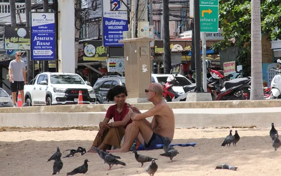 Rentner fliehen vor einsamkeit in pattaya 80a03e02