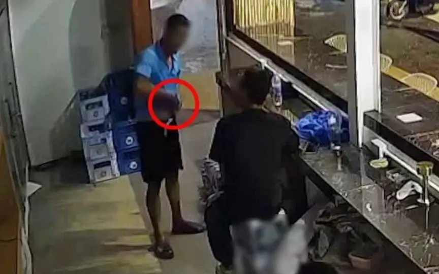 Restaurantmanager wegen laecherlicher 45 baht rechnung mit waffe bedroht 60ec4bcf