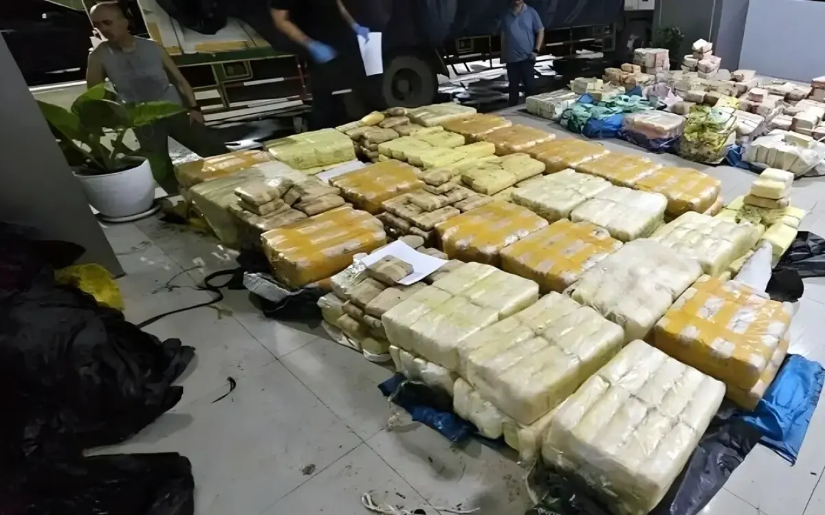 Riesiges Drogenlager mit 7 Millionen Meth-Pillen und 365kg Crystal Meth zerschlagen – 6 Schwerverbrecher verhaftet
