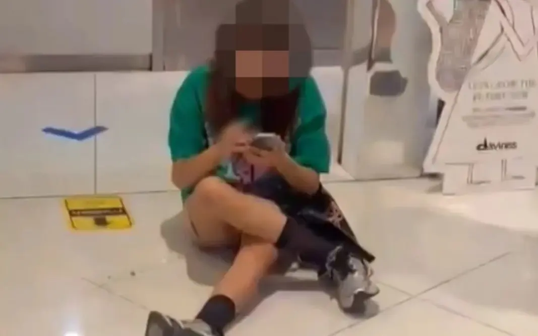 Russische touristin raucht in einkaufszentrum wegen verstoss gegen rauchverbot in phuket in d062d42d